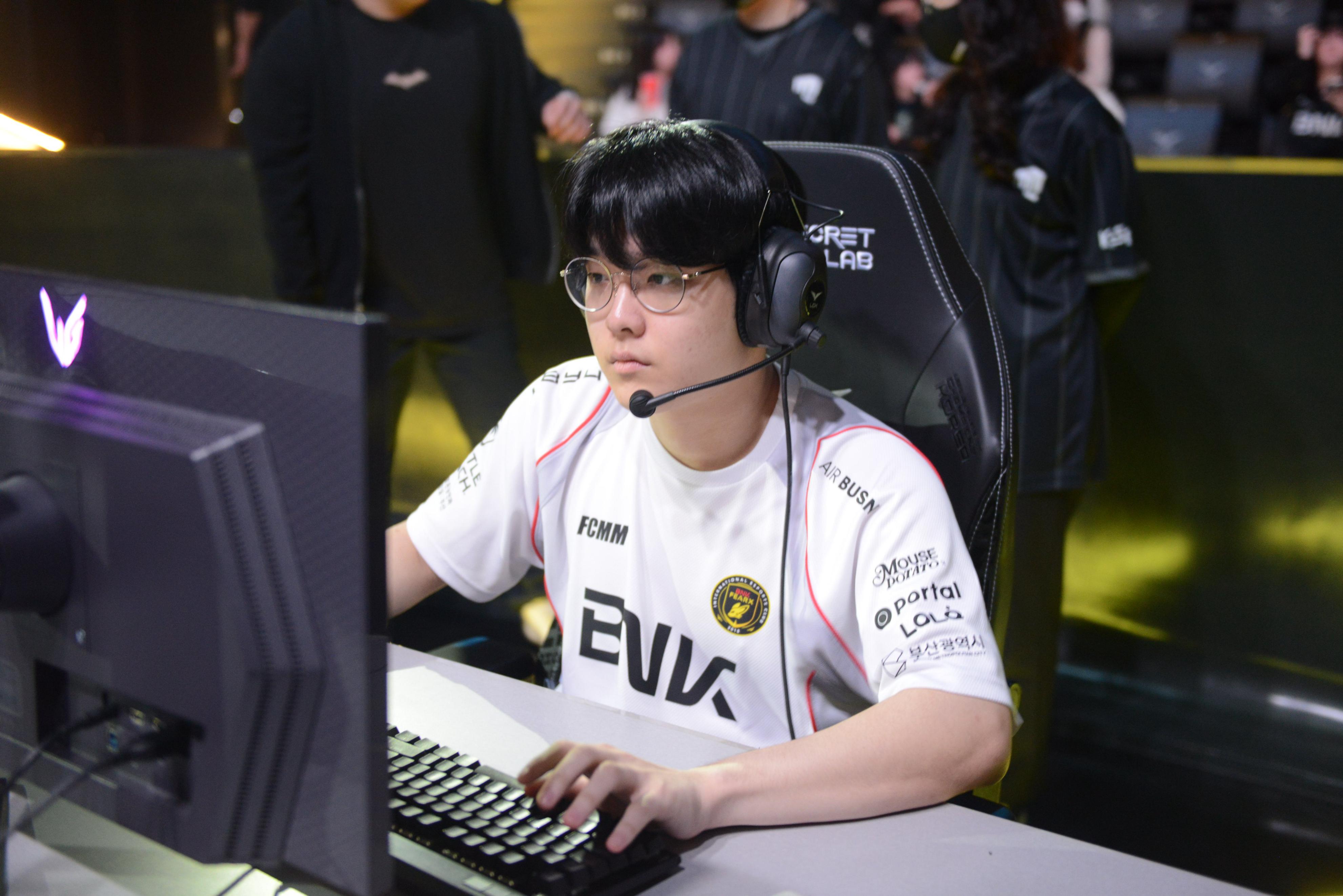 DK完胜FNC，Hanssama完成帽子戏法的简单介绍