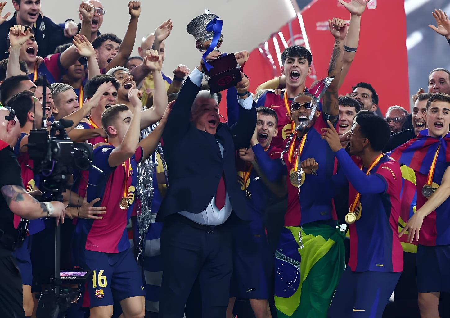 关于巴塞罗那抢夺阿贾克斯，晋级八强赛的信息