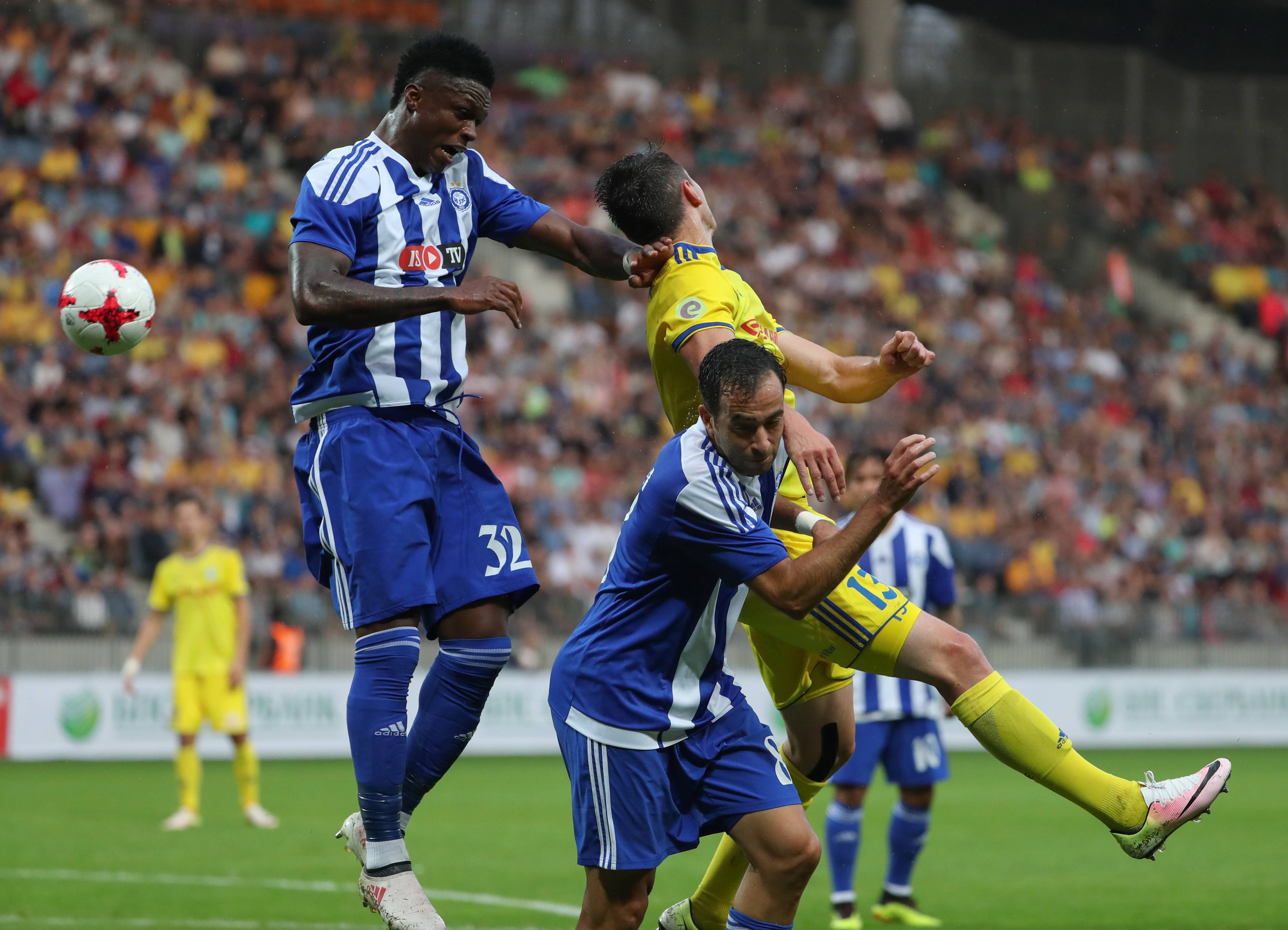 包含桑普多利亚主场取胜，跻身中游行列的词条