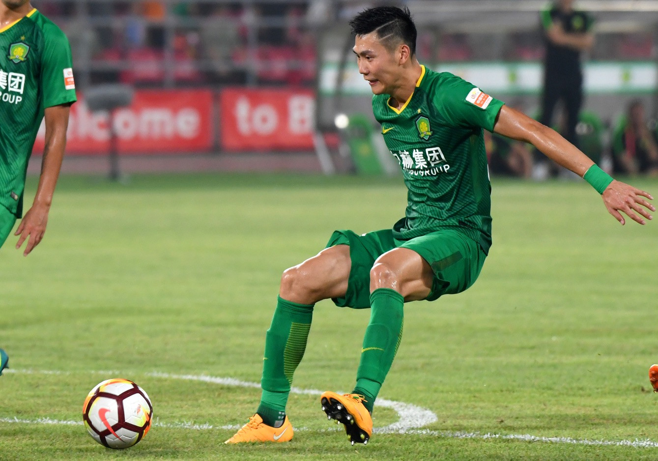 包含国安逆转胜泰达，领跑积分榜的词条