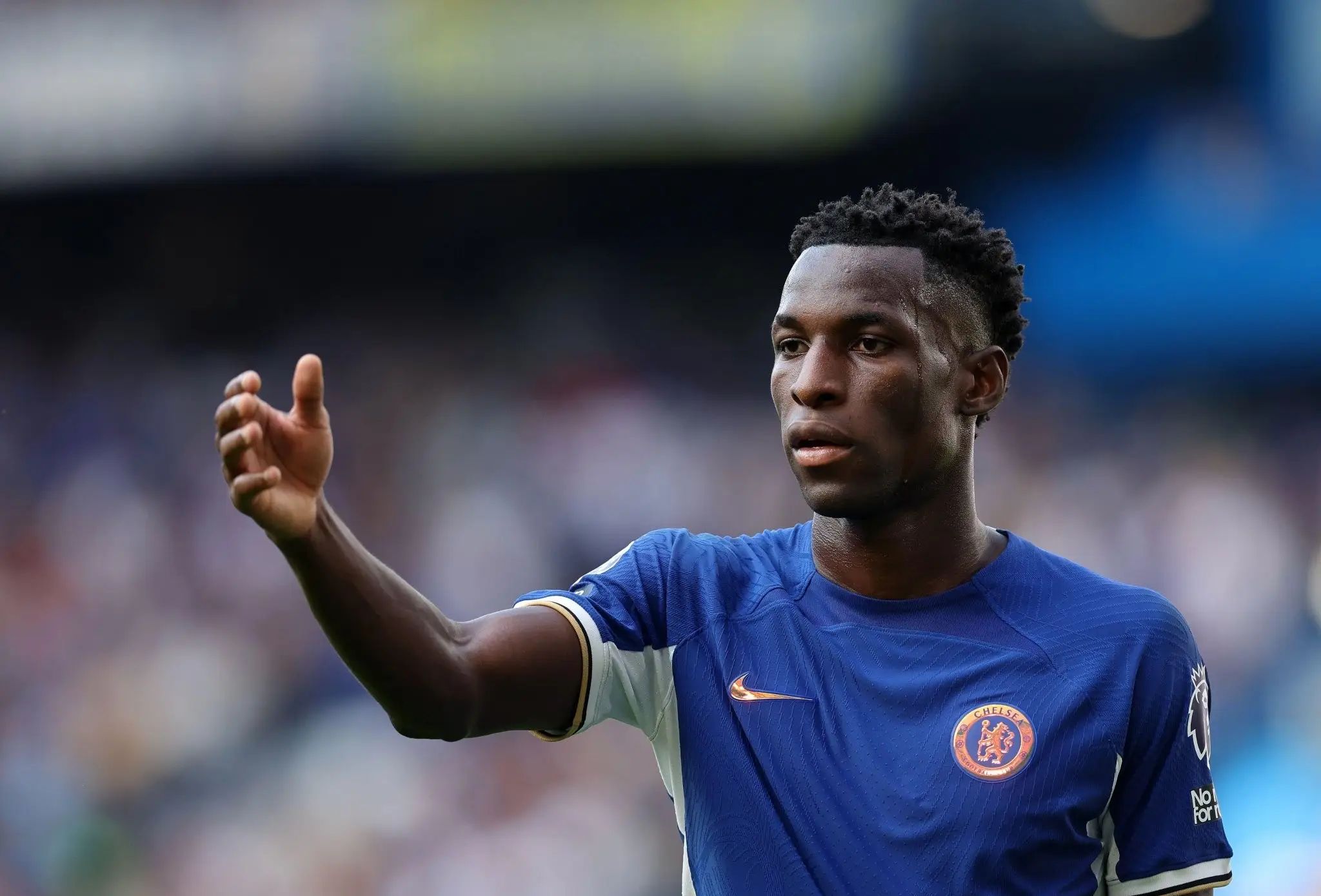 切尔西队不甘示弱，紧随其后