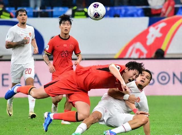 关于情绪激昂！场上球员热血搏击的信息