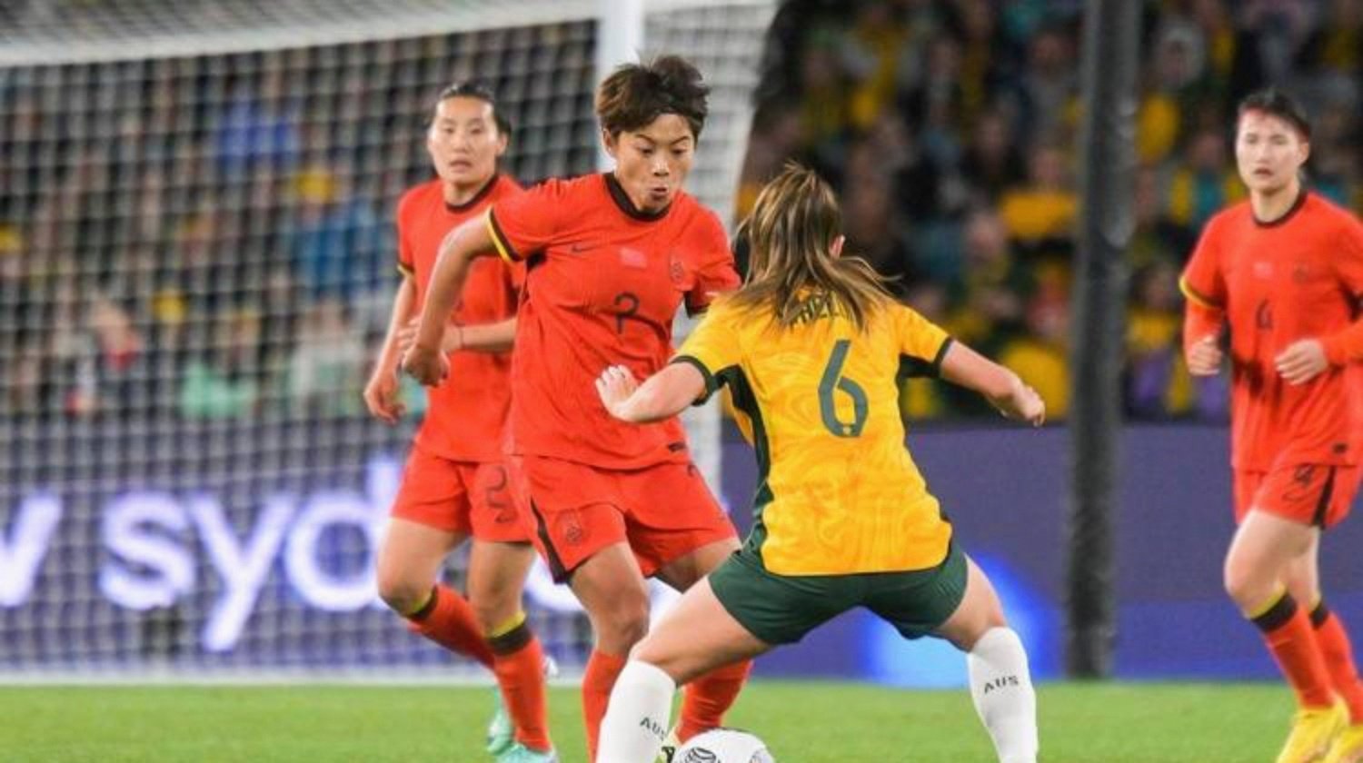 包含高能对决再现：女足全队实力强劲，战胜对手的词条