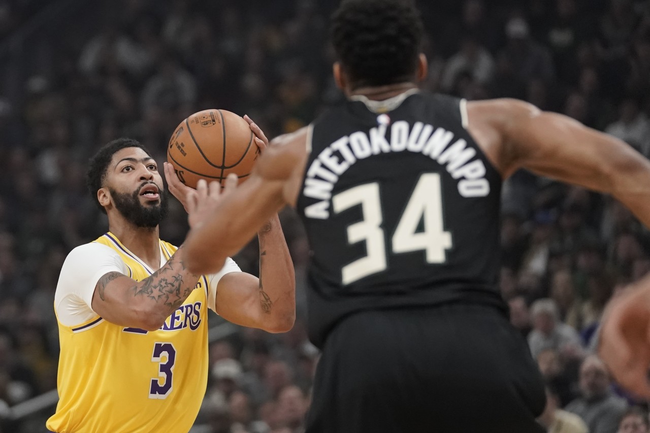 关于山东队鏖战雄鹿，戈贝尔高光表现的信息