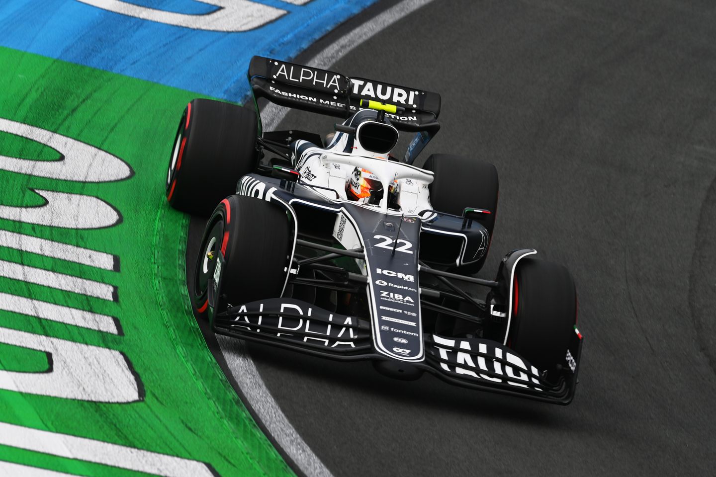 包含法拉利翻盘红牛车队，拉塞尔带队取胜的词条